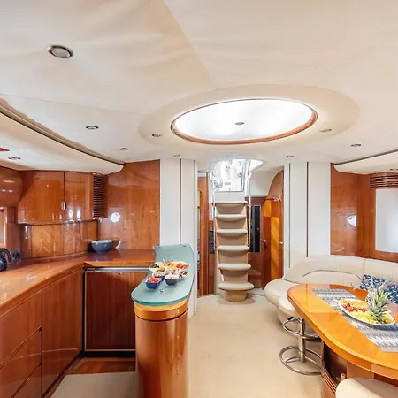 Nolove Kar Hotel en barco