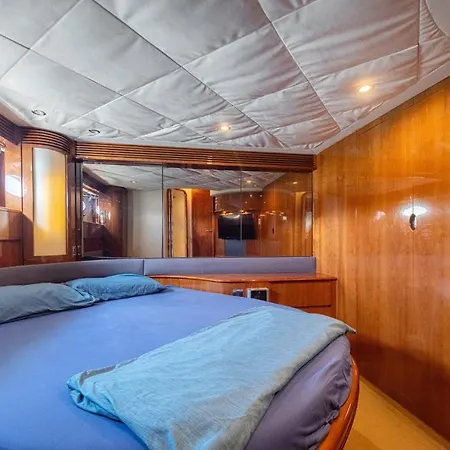Hotel en barco Nolove Kar *